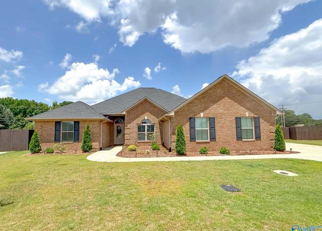 Property at 16972 Stonegate Dr, Athens, AL 35613, 4 beds, 3 baths