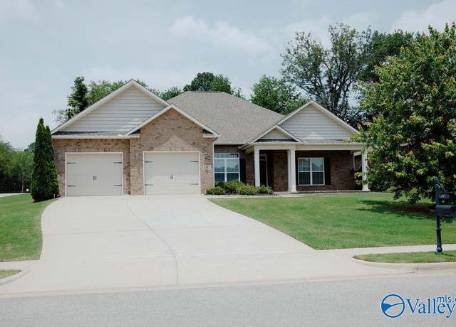 Property at 207 Somerton Dr, Huntsville, AL 35811, 4 beds, 3 baths