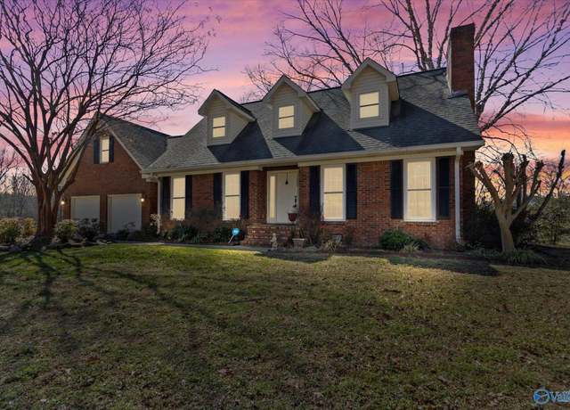 Property at 1009 10th St NW, Arab, AL 35016, 4 beds, 3 baths