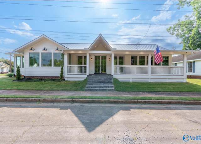 Property at 109 W 2nd St, Tuscumbia, AL 35674, 2 beds, 2 baths