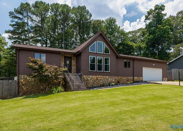Property at 1104 Princeton Dr, Madison, AL 35758, 3 beds, 2 baths