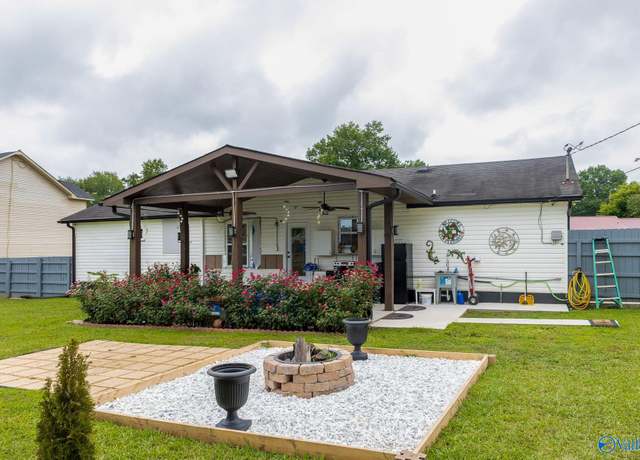 Property at 742 Kennilworth Rd SW, Decatur, AL 35603, 4 beds, 1.5 baths