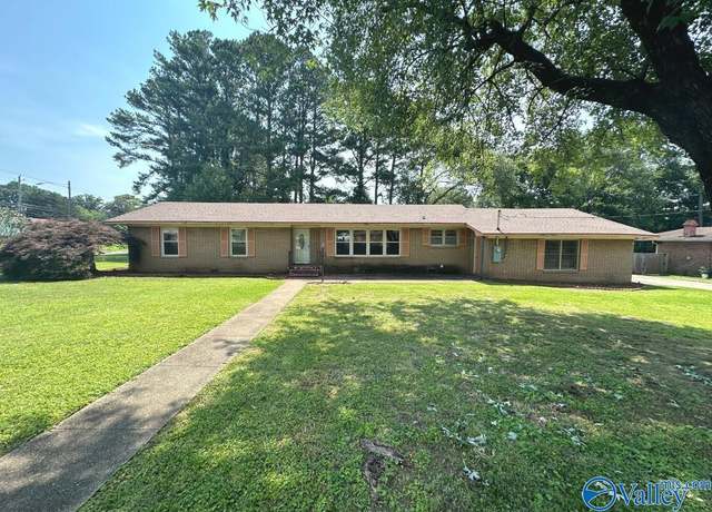 Property at 1720 Club View Dr NW, Huntsville, AL 35816, 4 beds, 2 baths
