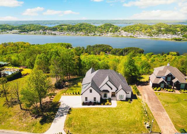 Property at 408 Ridgefield Cir, Guntersville, AL 35976, 4 beds, 3.5 baths
