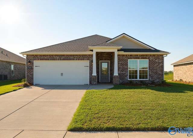 Property at 146 Heritage Lakes Blvd, New Market, AL 35761, 4 beds, 2 baths