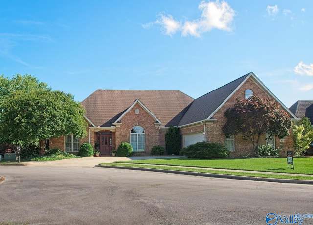 Property at 805 Milton Pl SW, Decatur, AL 35603, 3 beds, 2.5 baths