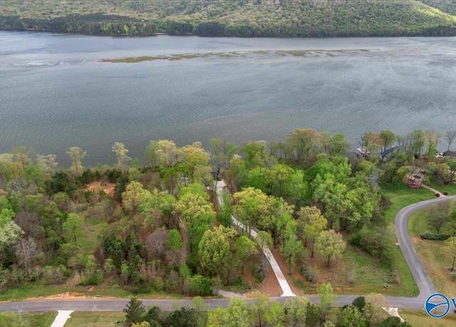 Property at 2215 Lookout Mountain Dr, Scottsboro, AL 35769
