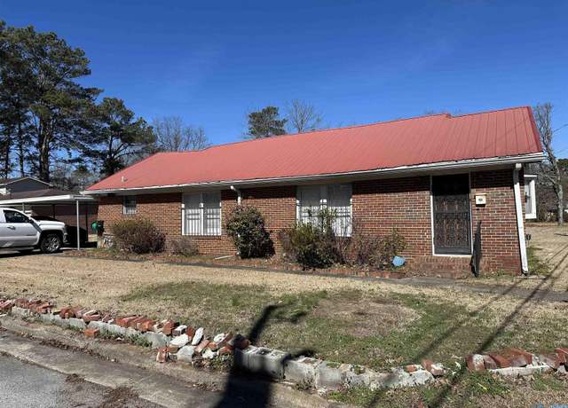 Property at 225 Davis St, Gadsden, AL 35903, 3 beds, 2 baths