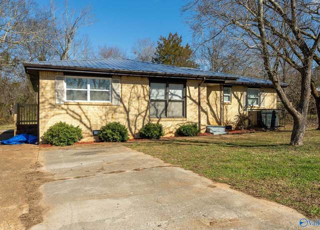 Property at 5007 Powell Dr NW, Huntsville, AL 35810, 5 beds, 2 baths
