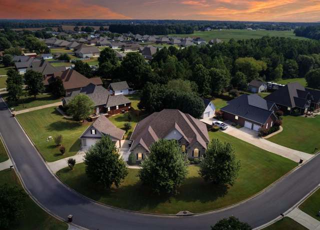 Property at 23820 Chadwick Dr, Athens, AL 35613, 4 beds, 2.5 baths