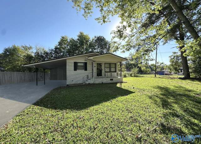 Property at 200 Washington St NW, Hartselle, AL 35640, 3 beds, 1 bath