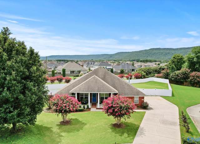 Property at 7026 Lynnfield Dr SE, Owens Cross Roads, AL 35763, 4 beds, 2 baths