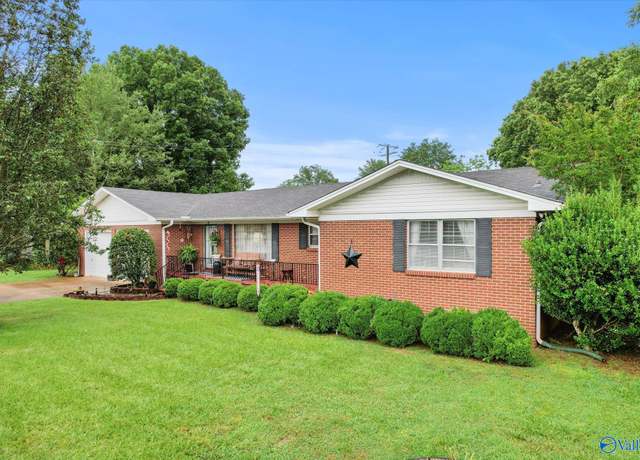 Property at 136 Christopher Cir, Athens, AL 35611, 3 beds, 2 baths