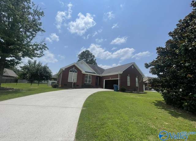 Property at 371 Stoney Mountain Dr, Guntersville, AL 35976, 3 beds, 2 baths
