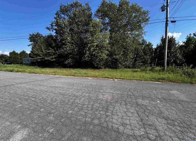 Property at 27114 Oak Crest Dr, Athens, AL 35613