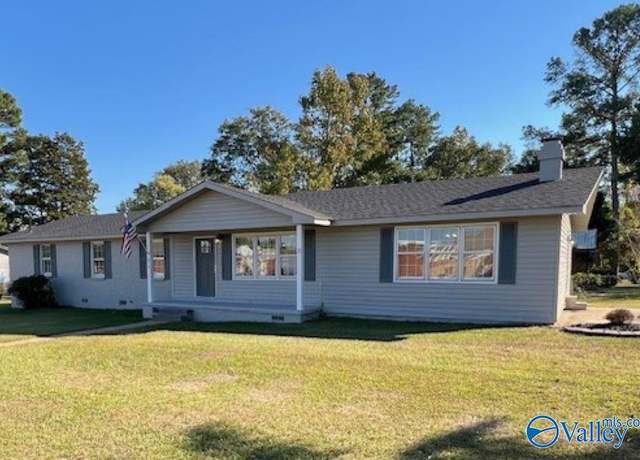 Property at 814 Frost St, Hartselle, AL 35640, 3 beds, 2 baths