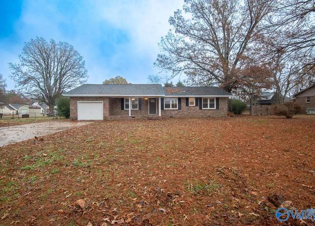 Property at 15599 Kings Dr, Athens, AL 35611, 3 beds, 1.5 baths