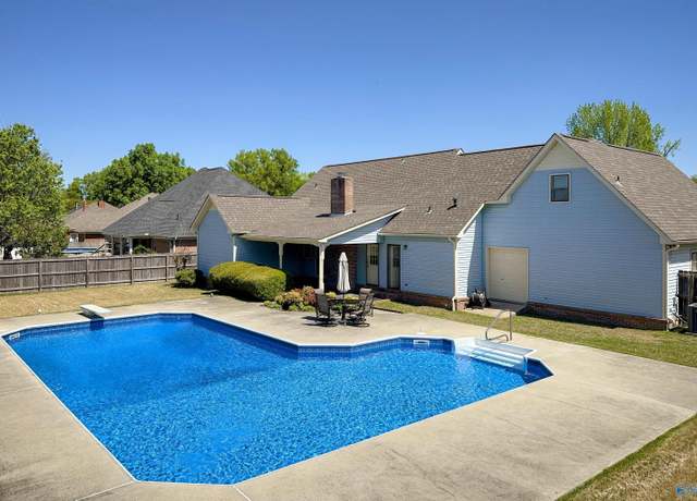 Property at 1731 Robinhood Way SW, Decatur, AL 35603, 4 beds, 3.5 baths