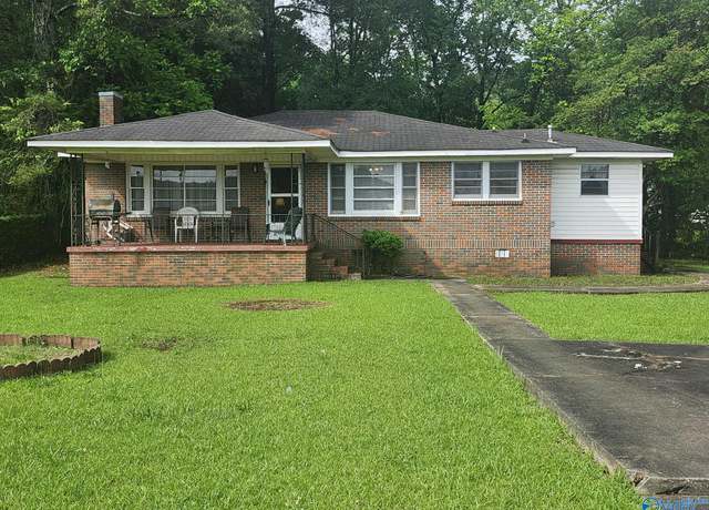 Property at 2505 E Broad St, Gadsden, AL 35905, 2 beds, 1.5 baths