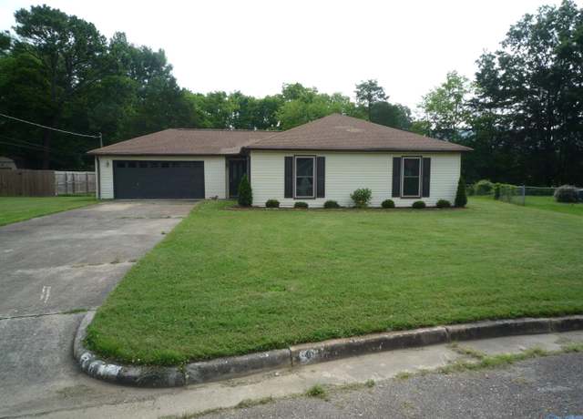 Property at 707 Royce Cir, Huntsville, AL 35803, 3 beds, 2 baths