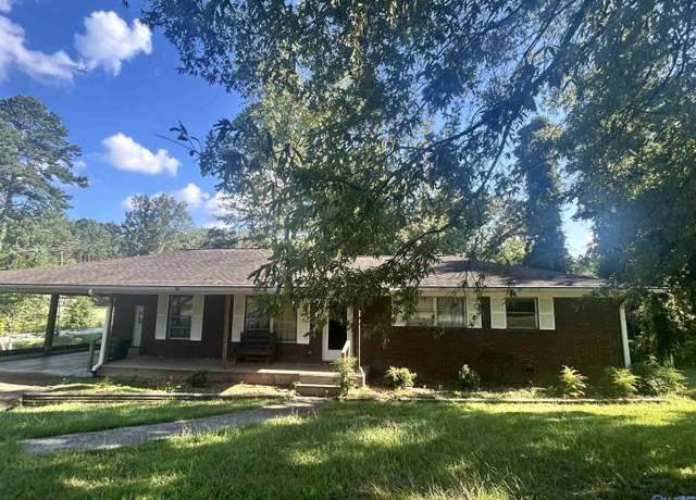 Property at 690 Garrett Dr, Centre, AL 35960, 3 beds, 2 baths