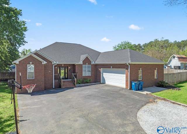 Property at 38 Hill Bluff Rd, Guntersville, AL 35976, 4 beds, 3 baths