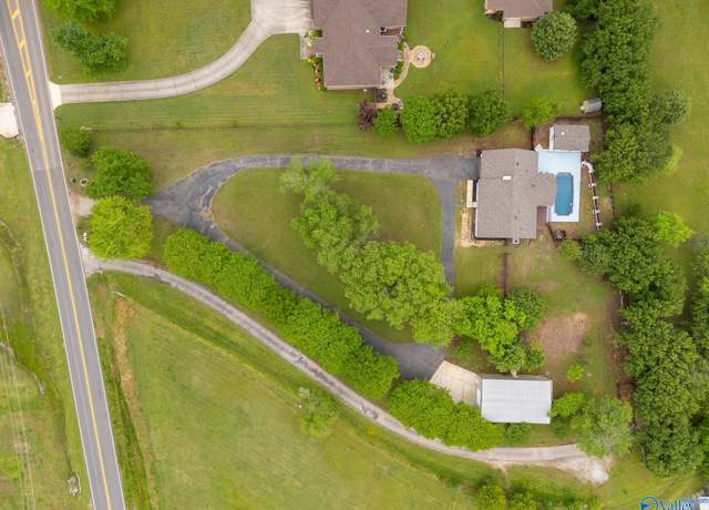 Property at 2043 Lindsay Ln S, Athens, AL 35613, 3 beds, 2 baths