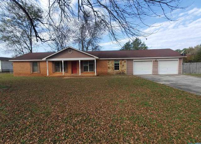 Property at 1121 Woodall Rd SW, Decatur, AL 35603, 3 beds, 2.5 baths