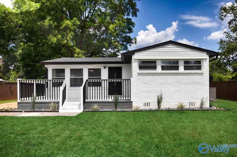 Photo of 2911 Holiday Dr SW Huntsville, AL 35805