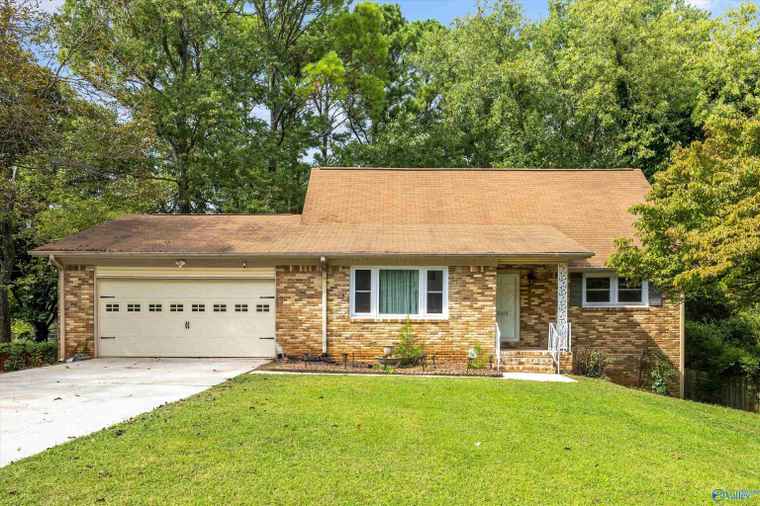 Photo of 2818 NW Brett Rd NW Huntsville, AL 35810
