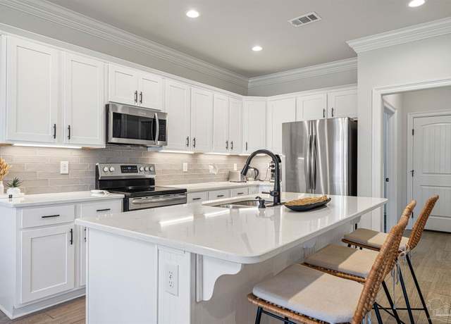 Property at 1467 Penn State Ct, Gulf Breeze, FL 32563, 4 beds, 2 baths