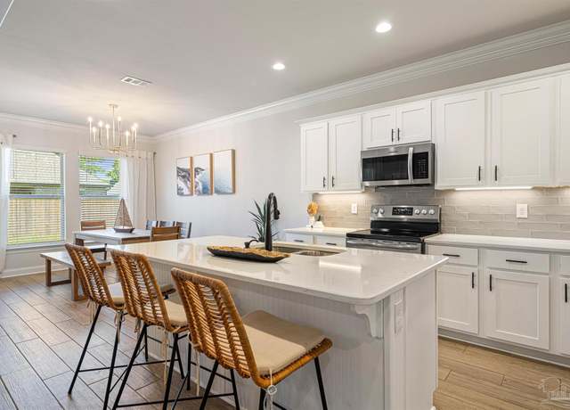 Property at 1467 Penn State Ct, Gulf Breeze, FL 32563, 4 beds, 2 baths