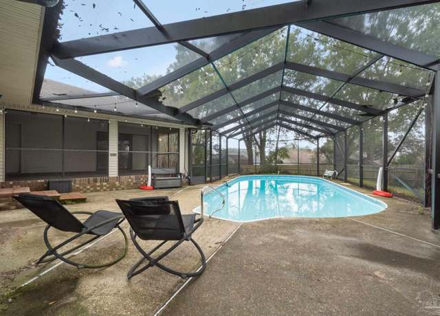 Property at 2261 Oxford Dr, Pensacola, FL 32503, 4 beds, 3 baths