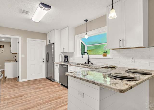 Property at 5700 Country Squire Dr, Milton, FL 32570, 5 beds, 3 baths