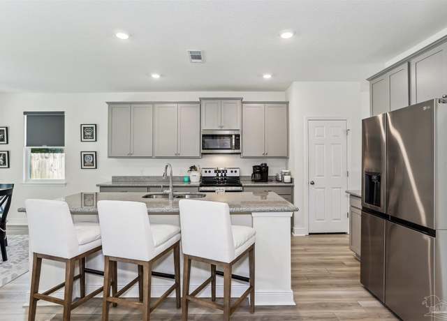 Property at 6233 Carson Dr, Milton, FL 32570, 3 beds, 2 baths