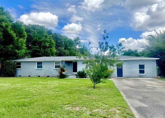 Property at 8184 Excelsior Dr, Pensacola, FL 32514, 5 beds, 3 baths