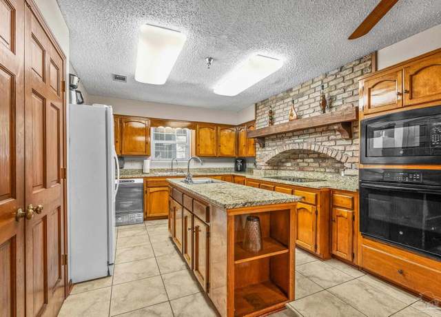 Property at 4901 Skipper Ln, Pace, FL 32571, 3 beds, 2.5 baths