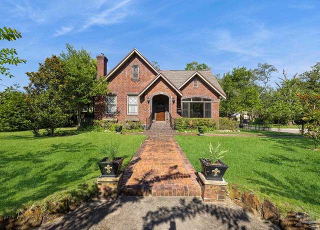 Property at 1517 N Spring St, Pensacola, FL 32501, 7 beds, 4 baths