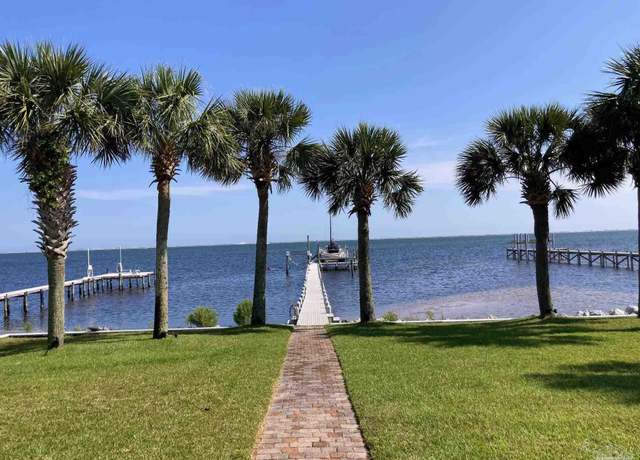 Property at 6735 Tidewater Dr, Navarre, FL 32566, 5 beds, 3 baths