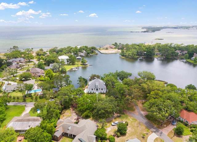 Property at 74 Star Lake Dr, Pensacola, FL 32507, 4 beds, 3.5 baths