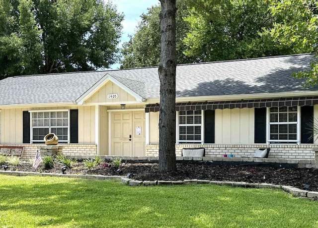 Property at 1405 College Pkwy, Gulf Breeze, FL 32563, 3 beds, 2 baths