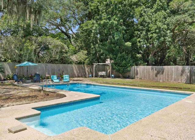 Property at 1555 Oak Shore Dr, Gulf Breeze, FL 32563, 4 beds, 3 baths