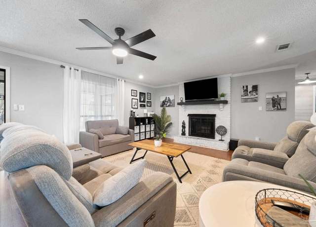 Property at 7010 Clydesdale Dr, Pensacola, FL 32506, 3 beds, 2 baths