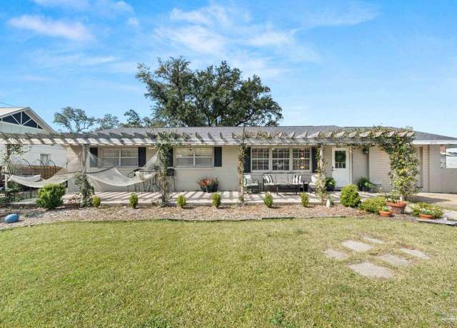 Property at 405 Navarre St, Gulf Breeze, FL 32561, 4 beds, 2.5 baths