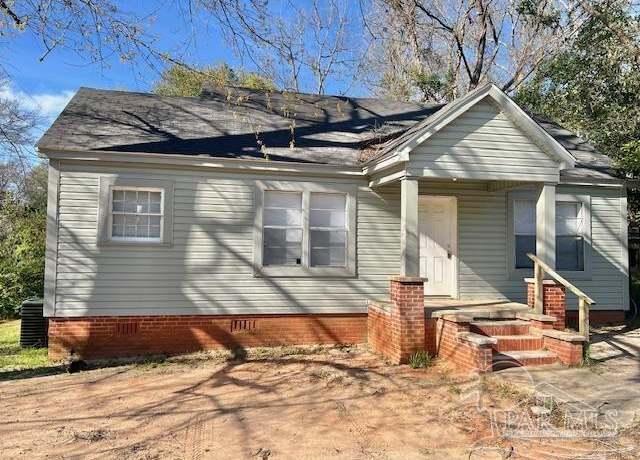 Property at 98 E Pine St, Monroeville, AL 36460, 3 beds, 1 bath