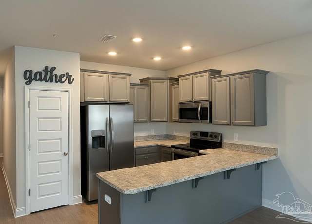 Property at 6005 Royal Port Ct, Pensacola, FL 32526, 3 beds, 2.5 baths