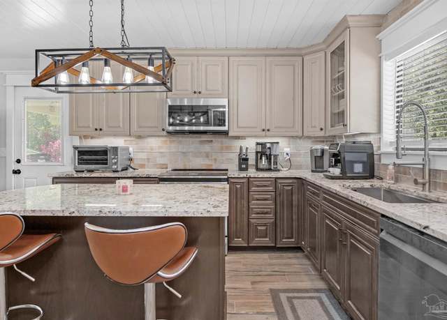 Property at 6539 Robar Tesora, Navarre, FL 32566, 3 beds, 2 baths
