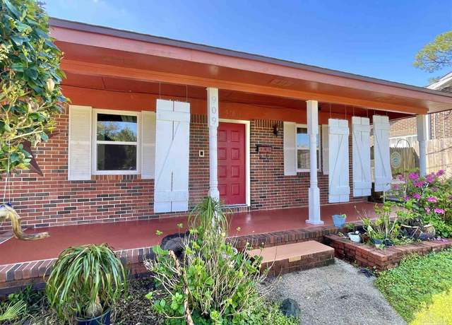 Property at 909 W Lloyd St, Pensacola, FL 32501, 4 beds, 2 baths