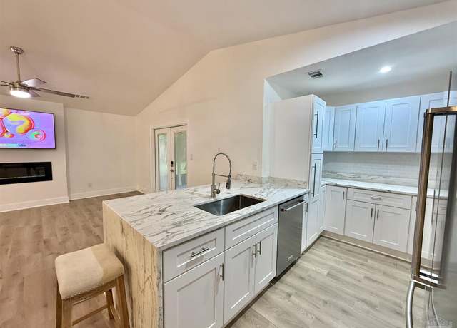 Property at 5802 Princeton Dr, Pensacola, FL 32526, 3 beds, 2 baths