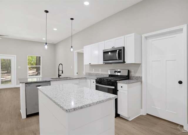 Property at 5799 Blackhorse Cir, Pensacola, FL 32526, 3 beds, 2 baths